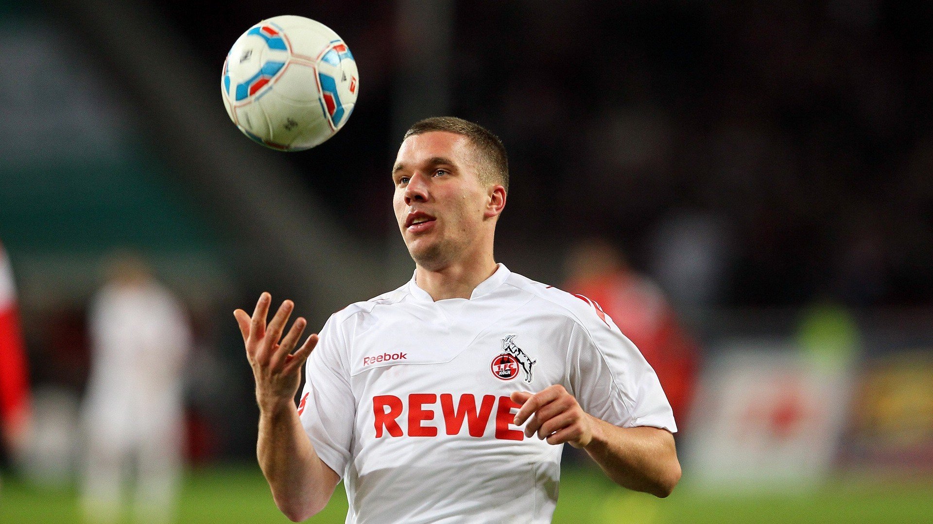 德约科维奇谦逊赢掌声,巴黎圣日耳曼险胜曼城再掀话题风暴